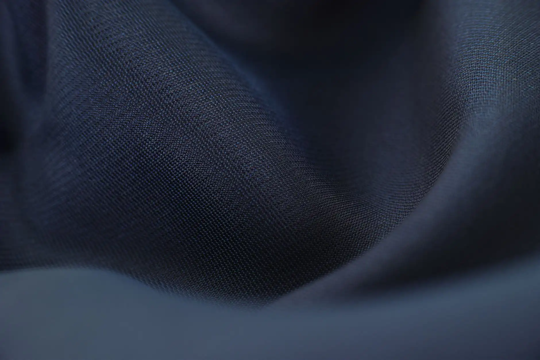 校服定制面料怎么选？重庆雯语宁服装解析学生装常用材质与工艺标准