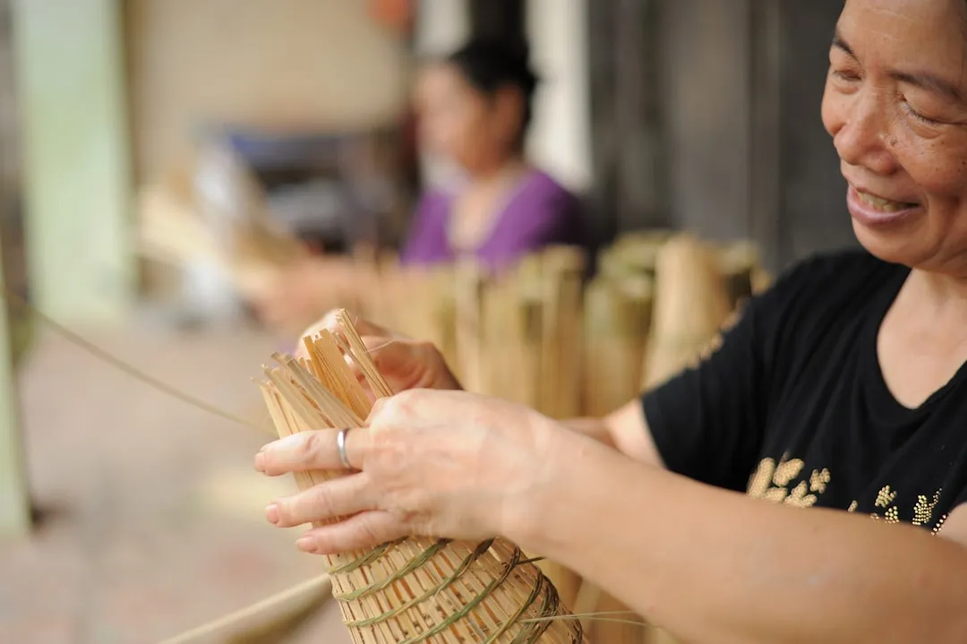 校服定制面料怎么选？重庆雯语宁服装从克重与透气性解析学生装品质