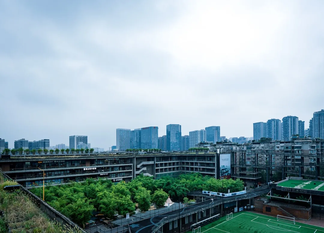 校服定制面料选购指南：棉涤与功能性面料的性能对比正文配图 1