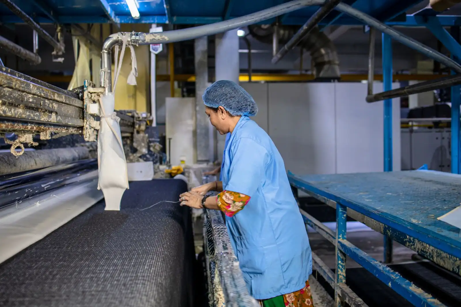 重庆校服定制面料工艺对比：棉涤与功能性面料的适用场景解析